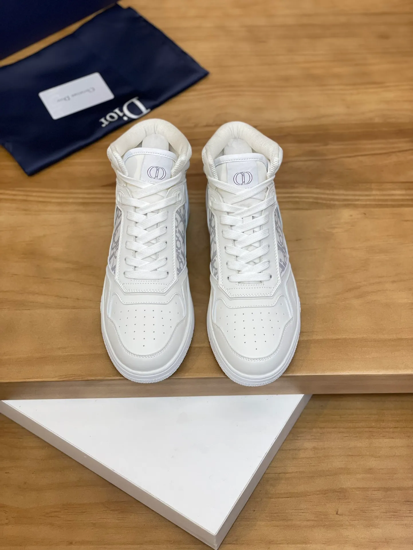 Men's shoes: 💰P460¥ Product trademark: Dior* "Dior*" high-top casual shoes Regular size: 38-44 (can be customized to 45.46) Product materials: Upper imported cowhide stitched with original fabric, breathable lining, original outsole. Number: 1006